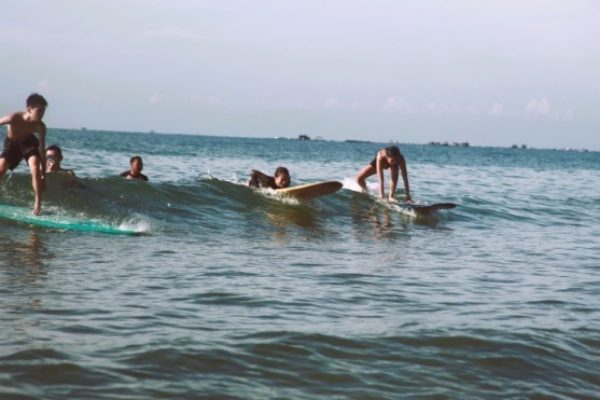 Những Quy Tắc Cần Biết Khi Bạn Surf cùng Các Surfers khác